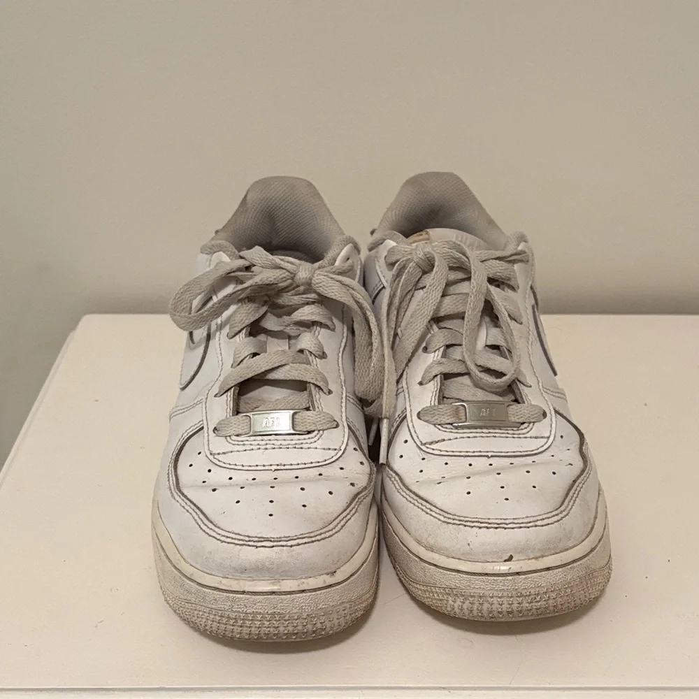 Nike Air Force 1 Low Top Sneaker White Shoes 6Y 38.5 W 7.5 - Picture 5 of 8